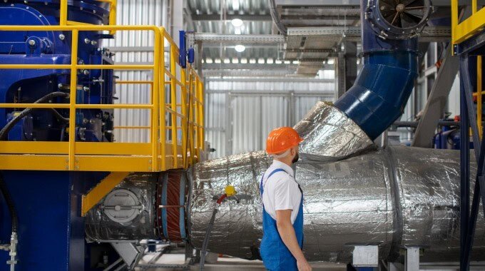 Ouvrier vérifiant une installation dans une usine